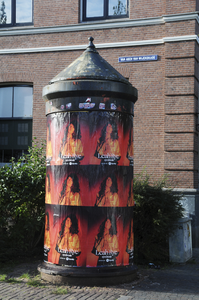 909193 Afbeelding van de reclamezuil op de hoek bij de Van Asch van Wijckskade en Noorderstraat te Utrecht.